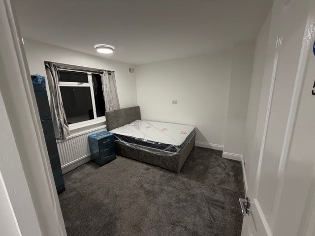 Recently refurbished En-suite rooms in Hayes Main Photo