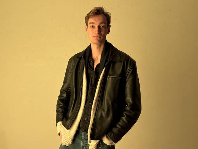 Working professional seeking friendly flat-share Main Photo