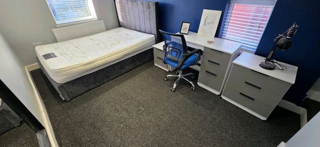 En-suite rooms, bills included Eccles, transport  Main Photo