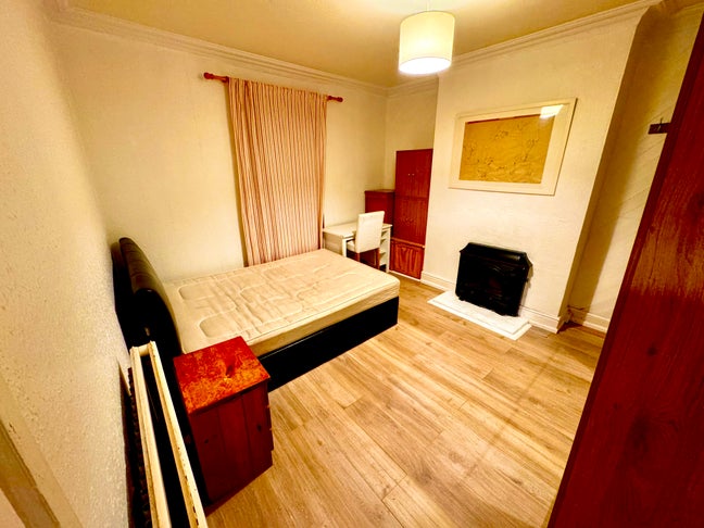 Double room available in Cheltenham town Main Photo