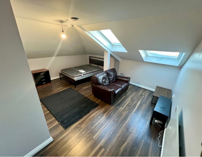 Extra Large Double Ensuite Room, Next to BD7 Uni Main Photo