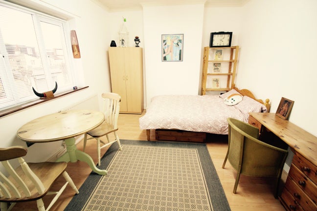 Large clean triple room near tube. Only 1 flatmate Main Photo