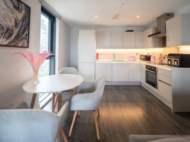 SHORT TERM Furnished Room w/ Private Bathroom  Main Photo