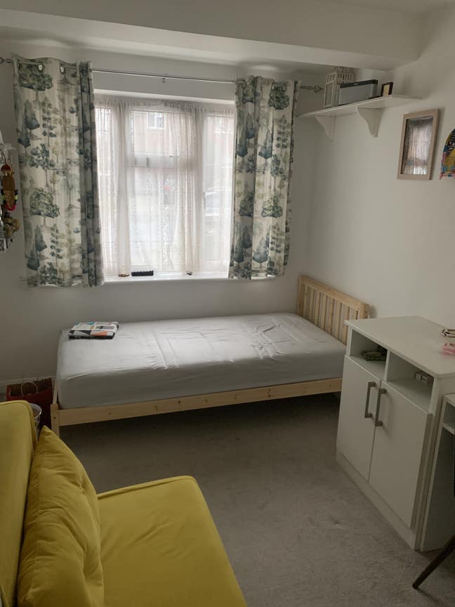 1 spare room to share Main Photo