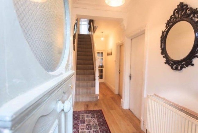 Free short term stay in exchange for childcare  Main Photo