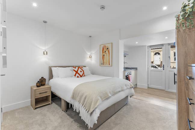 Ground Floor Studio with terrace - all bills Main Photo