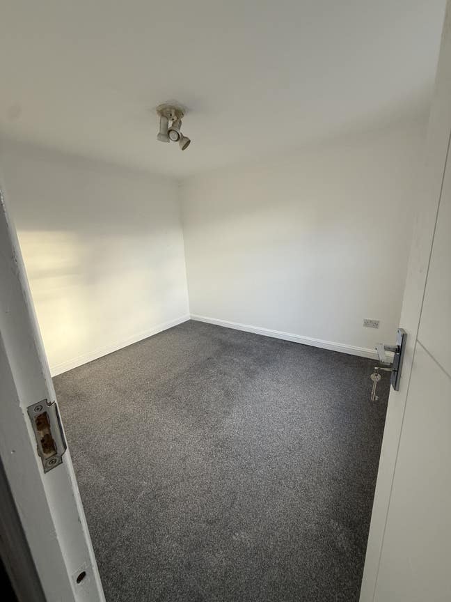 Unfurnished Private Room to Rent – Available Now Main Photo