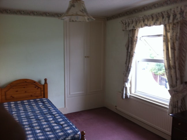 Lovely double room in the centre of Redhill Main Photo