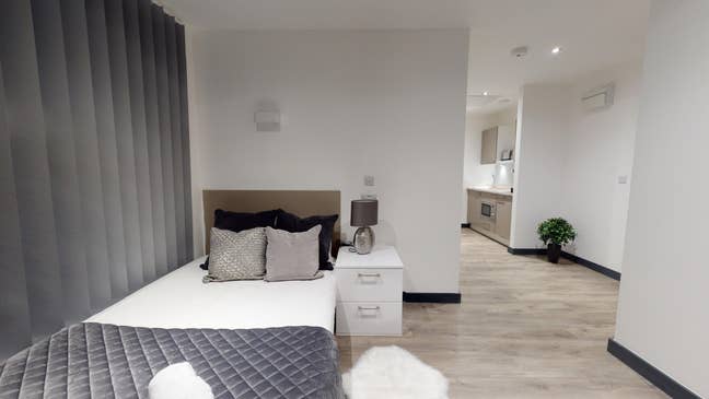 Premium Luton Studio with Balcony- Bills Included! Main Photo