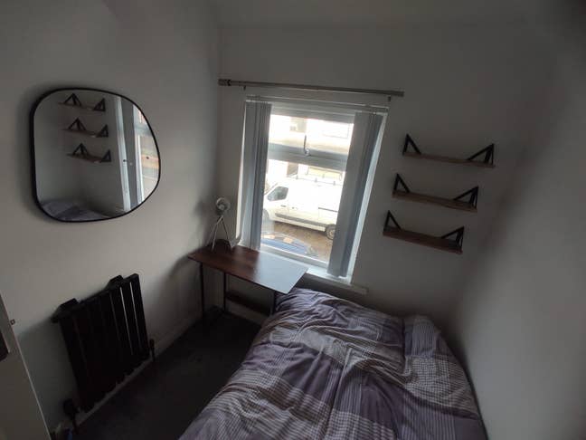 Single room available in a lovely 3 bedroom  Main Photo