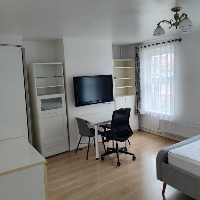 Bright Double Room – All Bills Included – Morden Main Photo