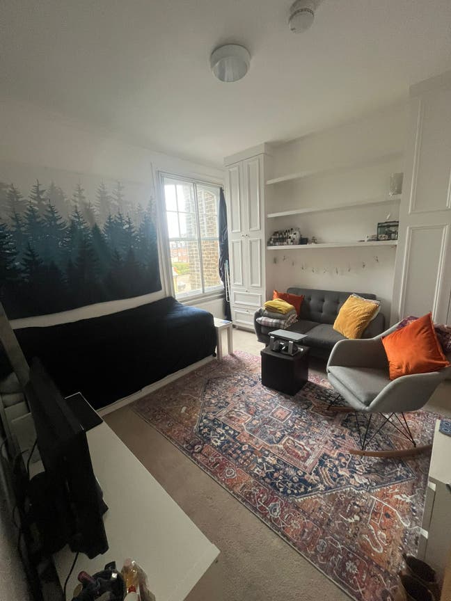 Character - Walking Distance to Southgate Station  Main Photo