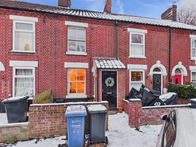 Available Three-bedroom period terraced house Main Photo
