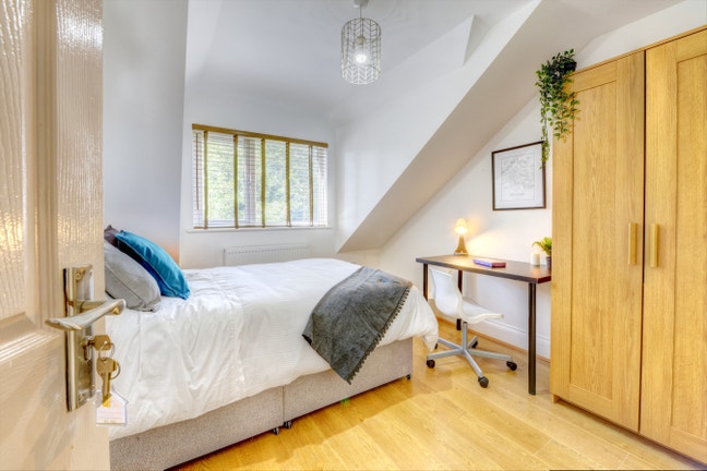 Private Bathroom Double Room – Available Now Main Photo