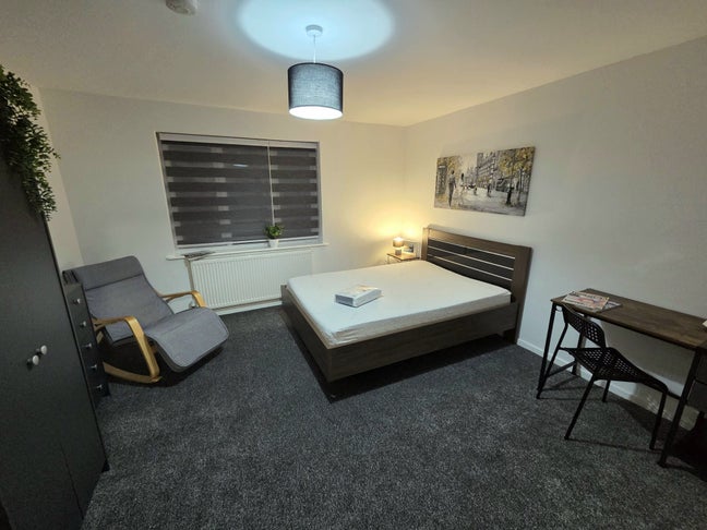 Extra Large rooms close to town centre Main Photo