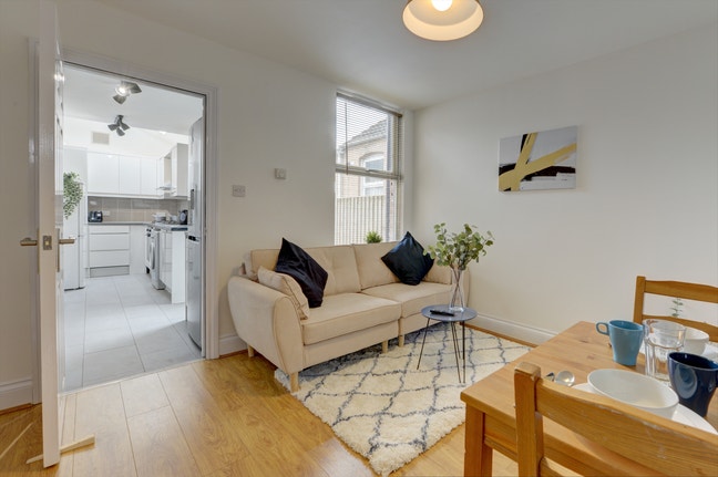 Lovely En-Suite Room Available – Terry Road, Coven Main Photo