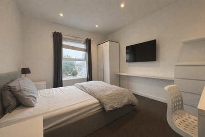 🔑 Double Room in Heart of RG1! Available Now Main Photo