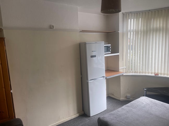 Furnished room for working person in b37 b36 Main Photo