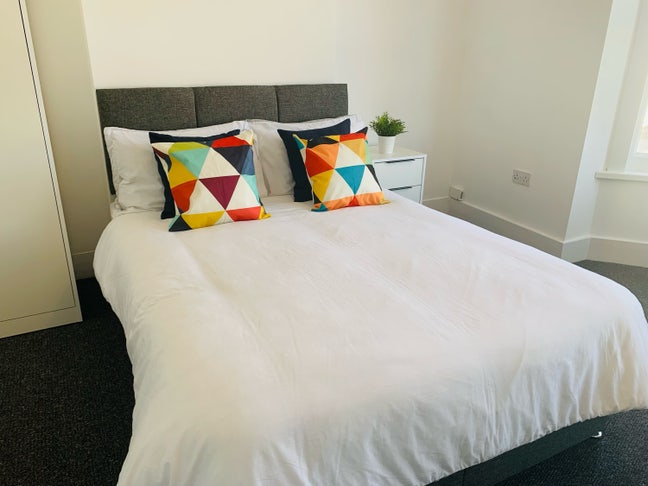 Room with kitchen & en-suite - perfect location!! Main Photo