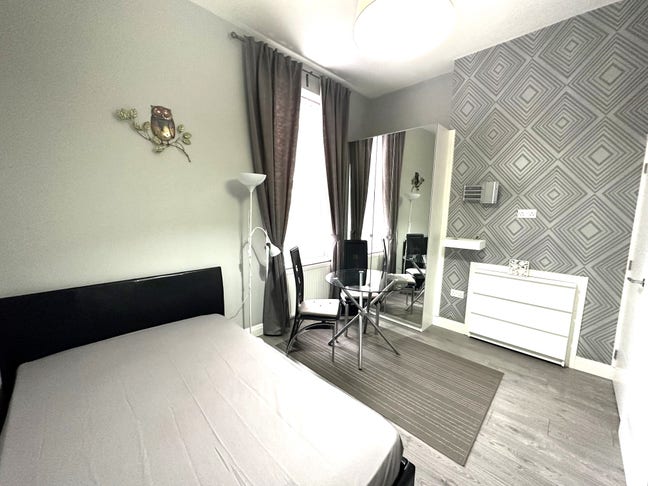 Modern studio in Acton Central Main Photo