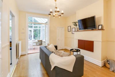 Mortlake Home with beautiful Conservatory Main Photo