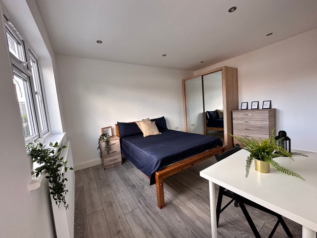 Spacious Modern Ensuite *8-Min Walk Jubilee Line Main Photo