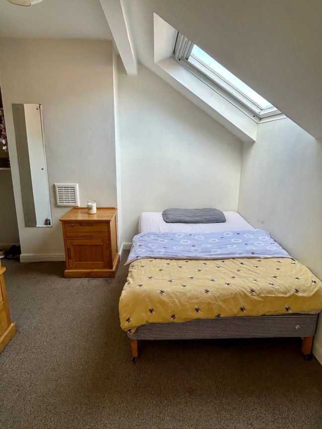 Room available 5bed house| female flatmate  Main Photo