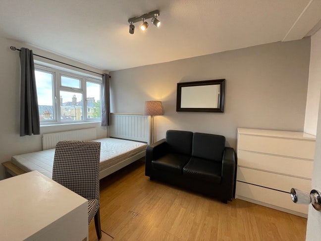 Bright Room in Great Location Twice A Week Cleaner Main Photo