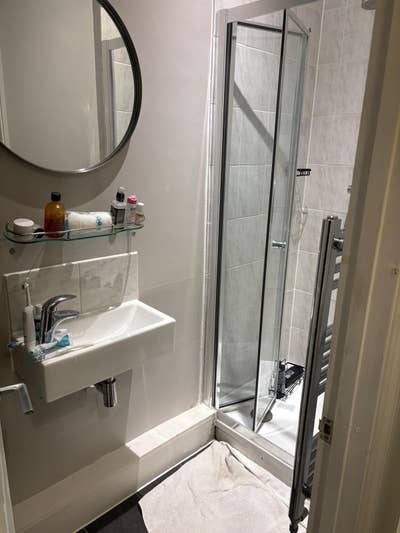 Room double bed and en-suite in Stockwell Main Photo