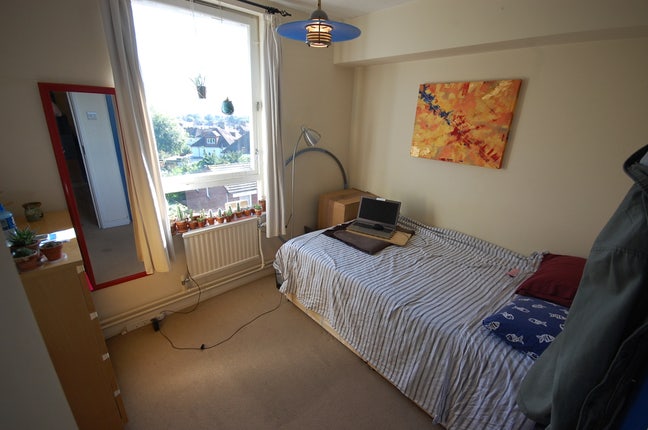 Lovely room, friendly clean flat, near to station Main Photo