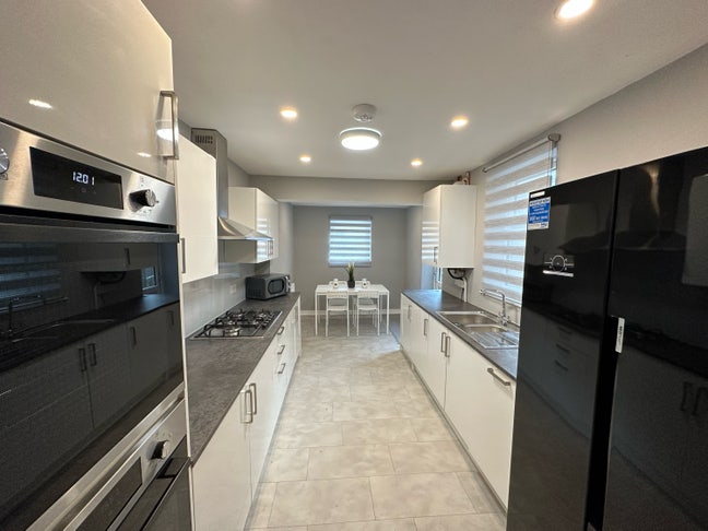 An ensuite room in a professionals house Main Photo