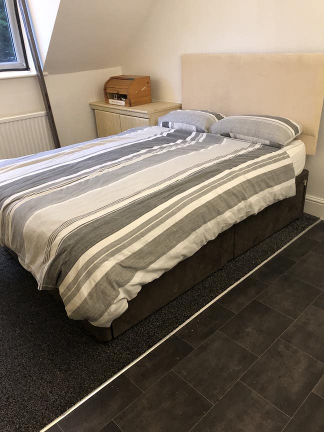 Double bedroom available with own bathroom.  Main Photo