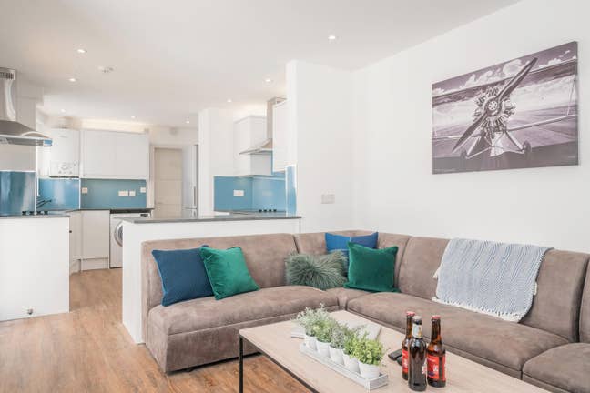 2 Rooms for Let  Main Photo