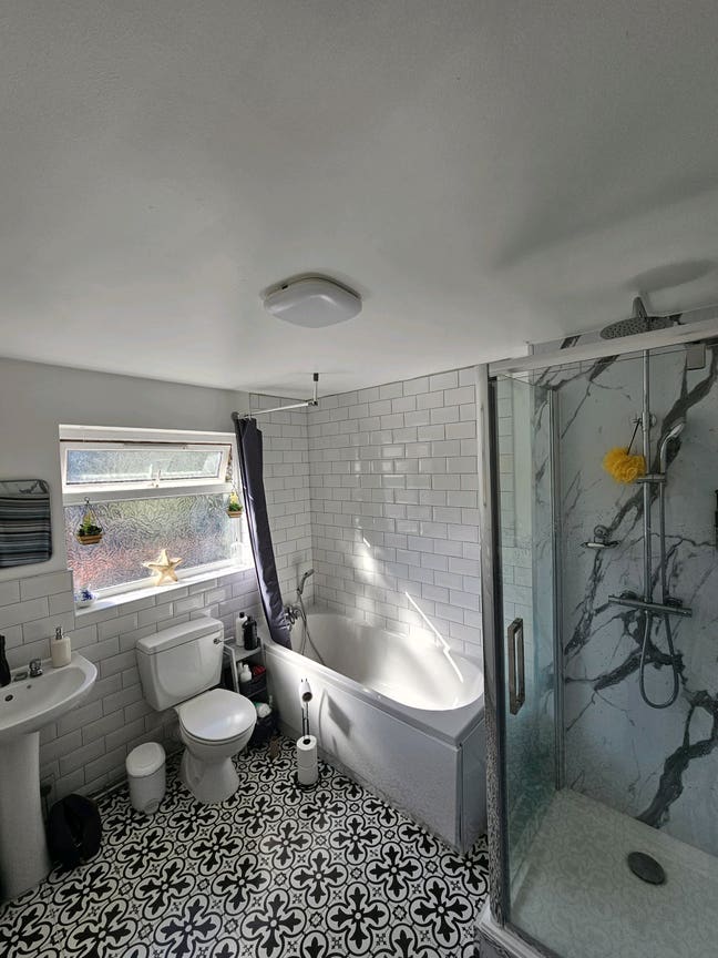 King sized Bedroom in a quiet area Main Photo