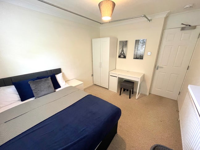 Professional House Share Main Photo