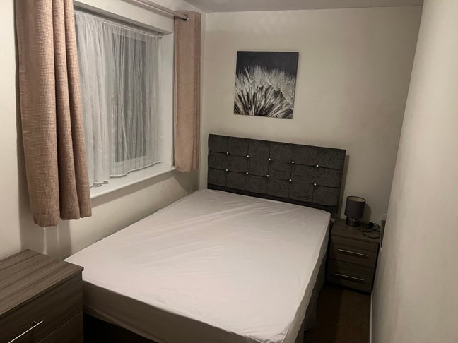 Room available in a friendly professional house Main Photo