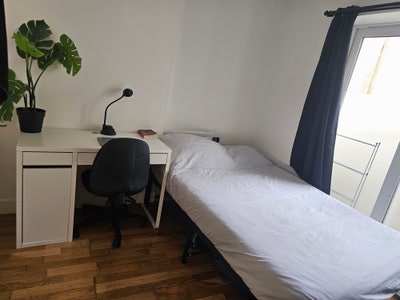 Lovely, Modern Studio with Shared Garden - Zone 2  Main Photo