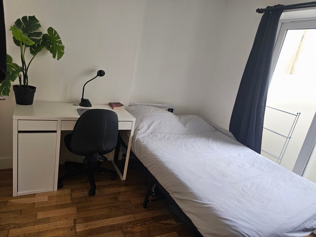 Lovely, Modern Studio with Shared Garden - Zone 2  Main Photo