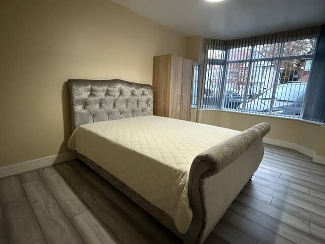 CV3 - Large furnished bed with private bathroom  Main Photo