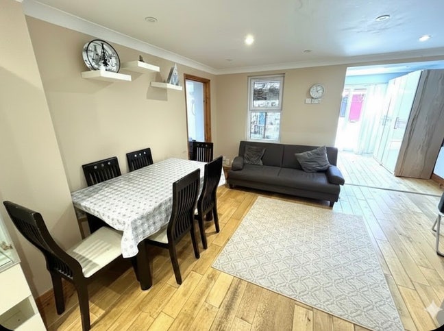 Spacious Single room available with extra storage Main Photo