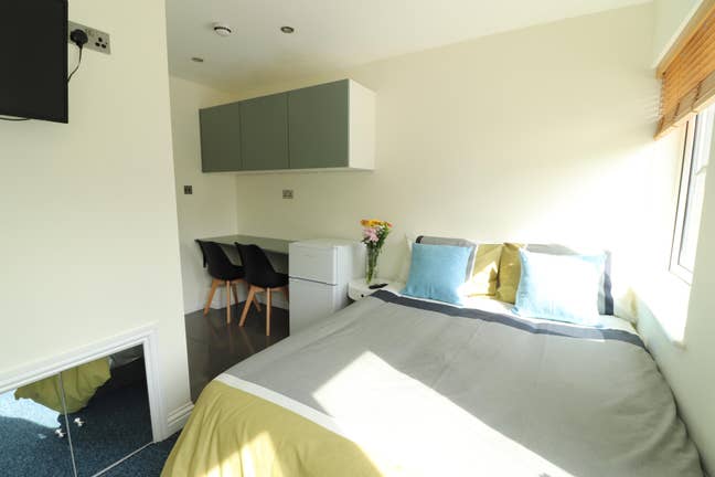 Spacious Fully Furnished En-Suite Room  Main Photo