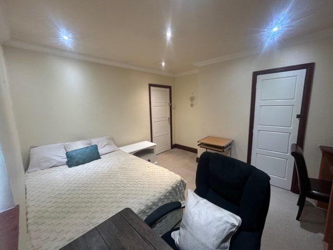 3 private rooms available in shared home  Main Photo