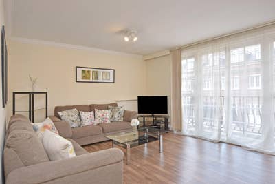 Large One Bedroom Flat with Balcony in Mayfair Main Photo