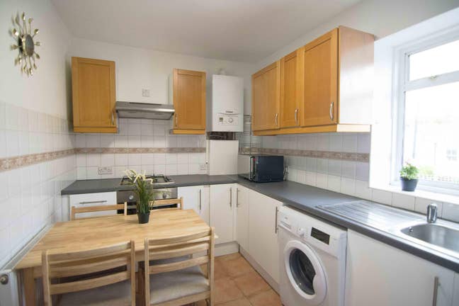 Freshly repainted large double, 3 bed flat Main Photo