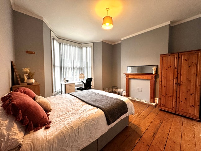 Professional 6-Bed House in Swansea – All Bills  Main Photo