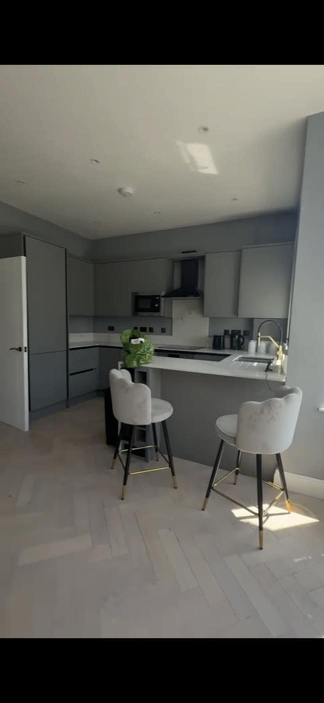 Double Bedroom Available 3 Bedroom Flat SW162SD Main Photo