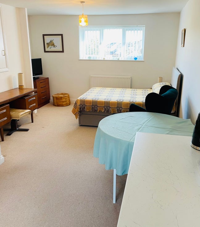 Spacious Bed sitting room 22ftx11ft 6ins. Main Photo