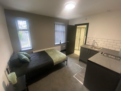 4 Bed House Share (3 with Kitchenettes) + ensuites Main Photo