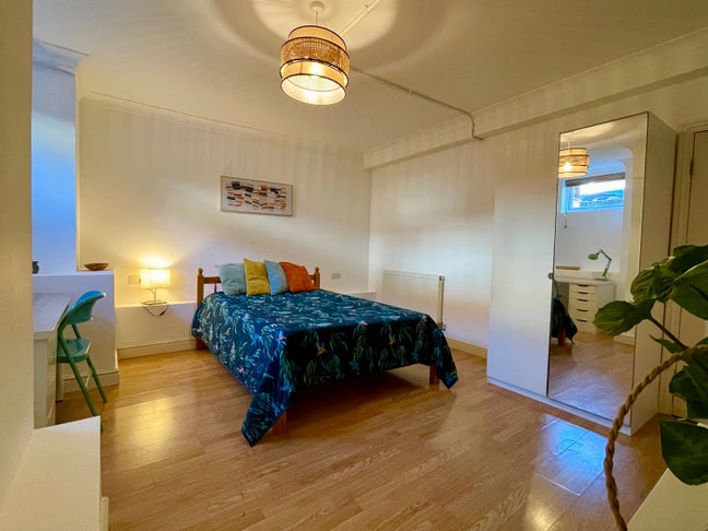 Large Basement Room 5 mins to Walthamstow Central Main Photo