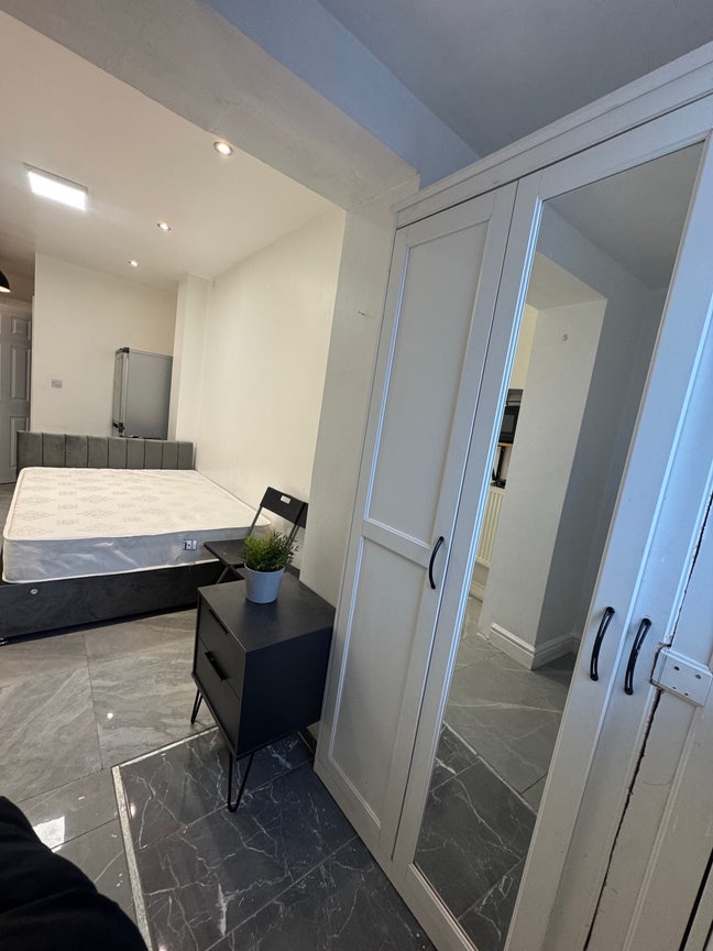 Studio room available for rent  Main Photo